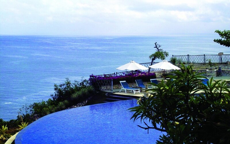 Ocean view poolside lounge