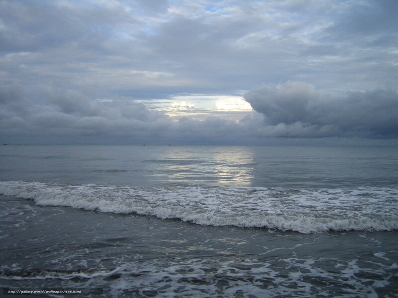 Ocean waves at cloudy dusk