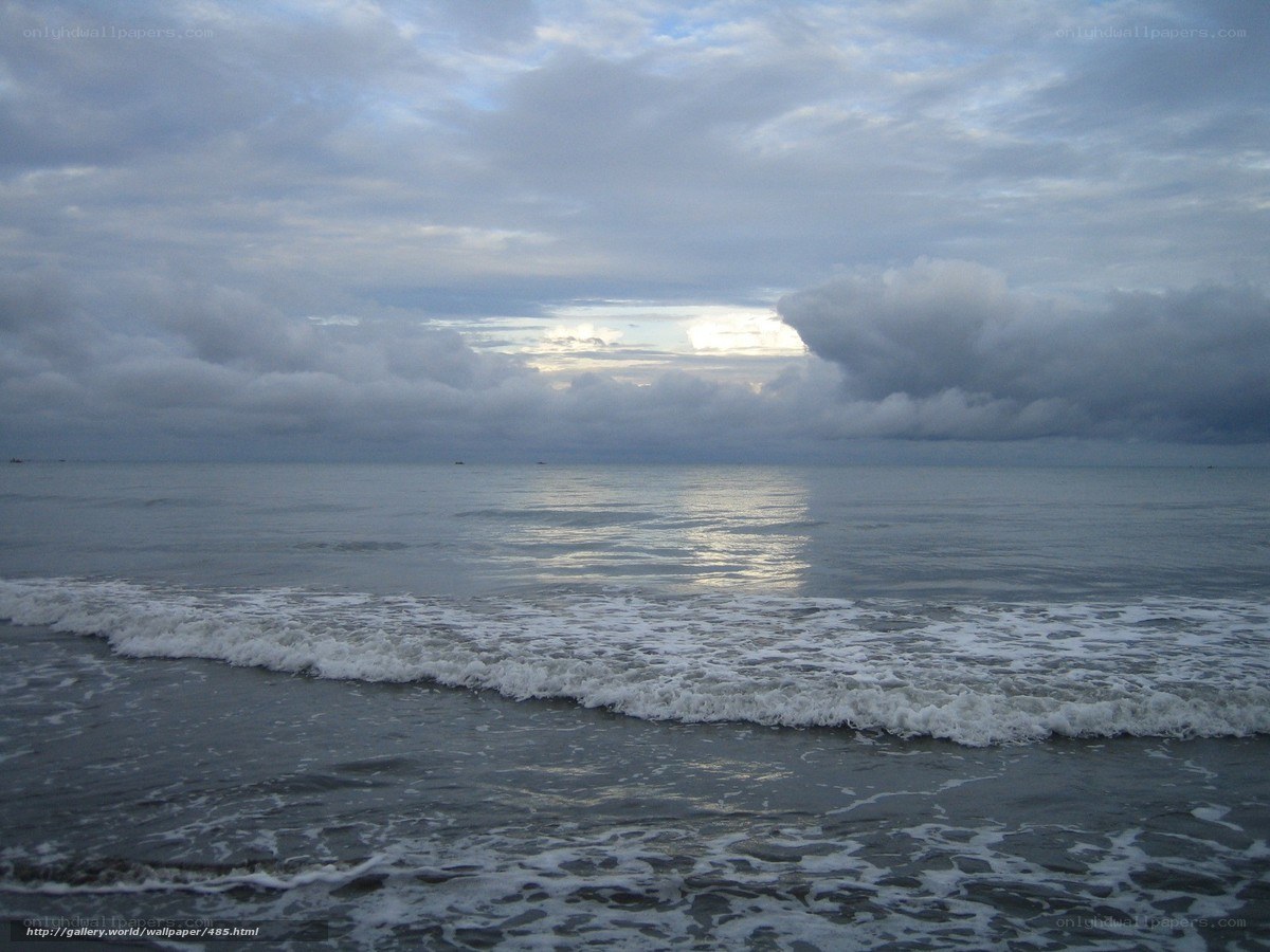 Ocean waves at cloudy dusk