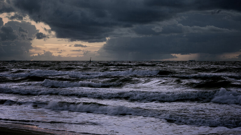 Ocean Waves at Dusk — Gray