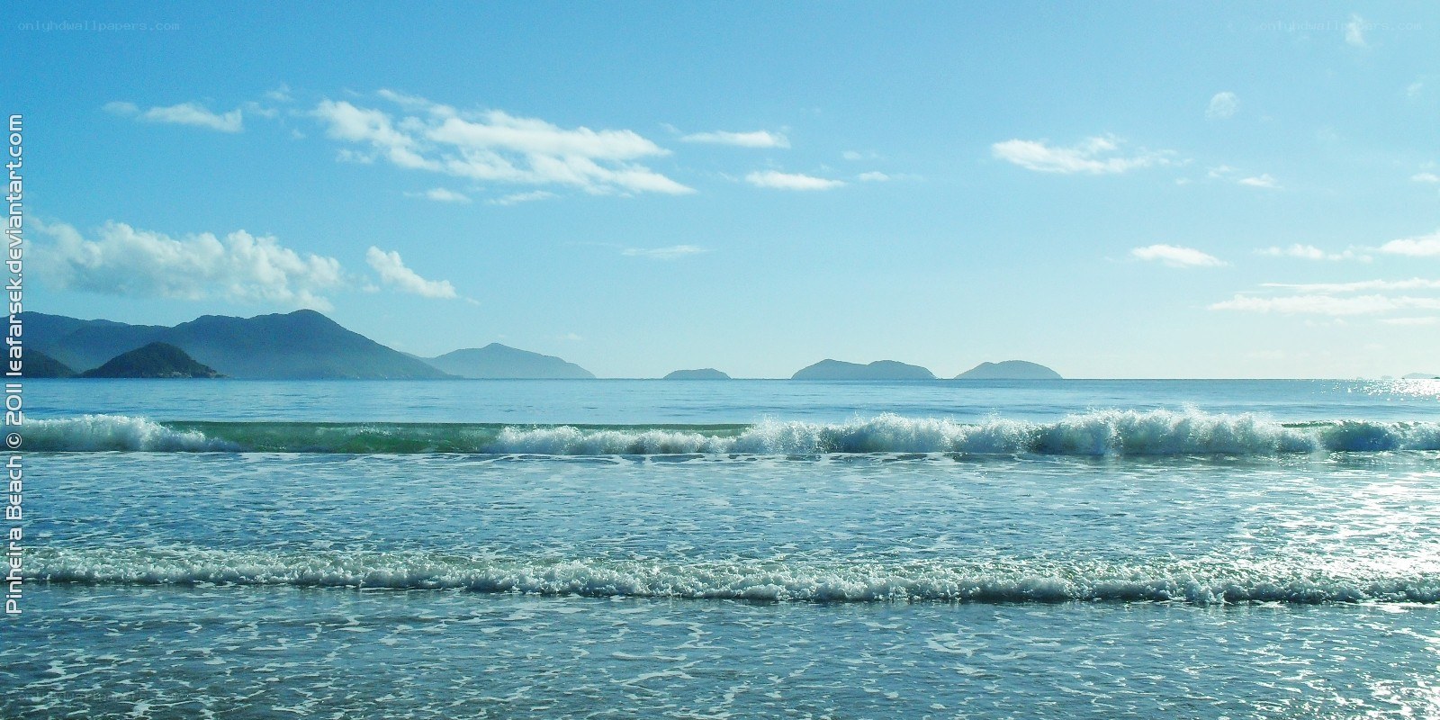 Ocean waves at Pinheira Beach