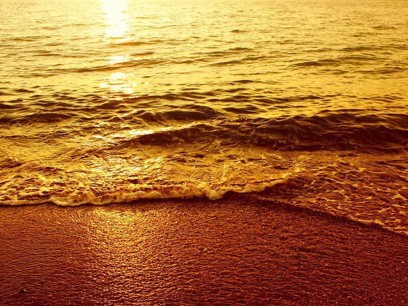 Ocean Waves at Sunset — Gold, Serene