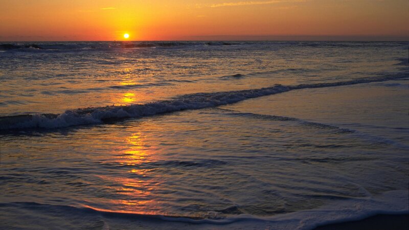 Ocean Waves at Sunset — Serene, Sky