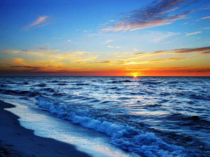 Ocean Waves at Sunset — Serene, Sun