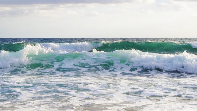 Ocean Waves Crashing — Green, Dynamic