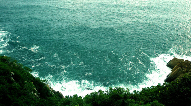 ocean waves crashing on rocks