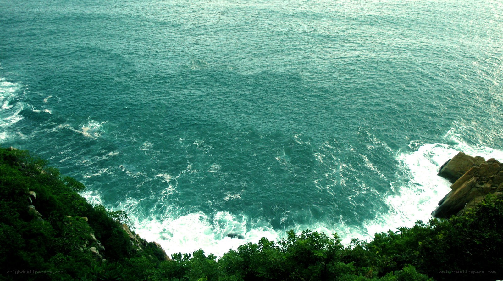 ocean waves crashing on rocks
