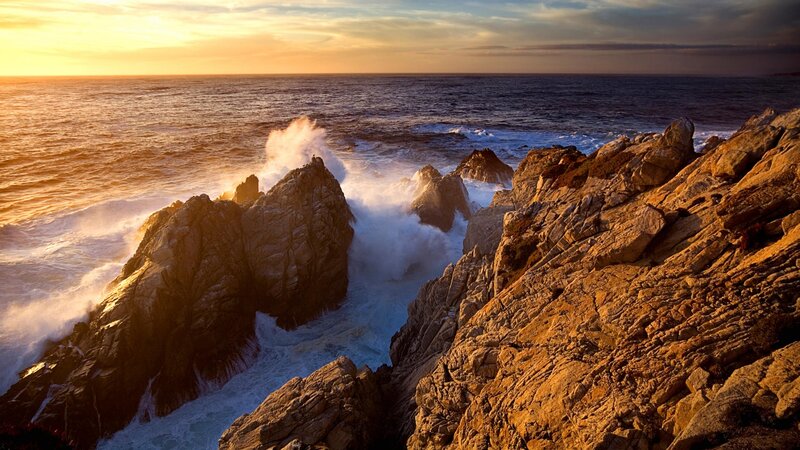 Ocean waves crashing on rocks