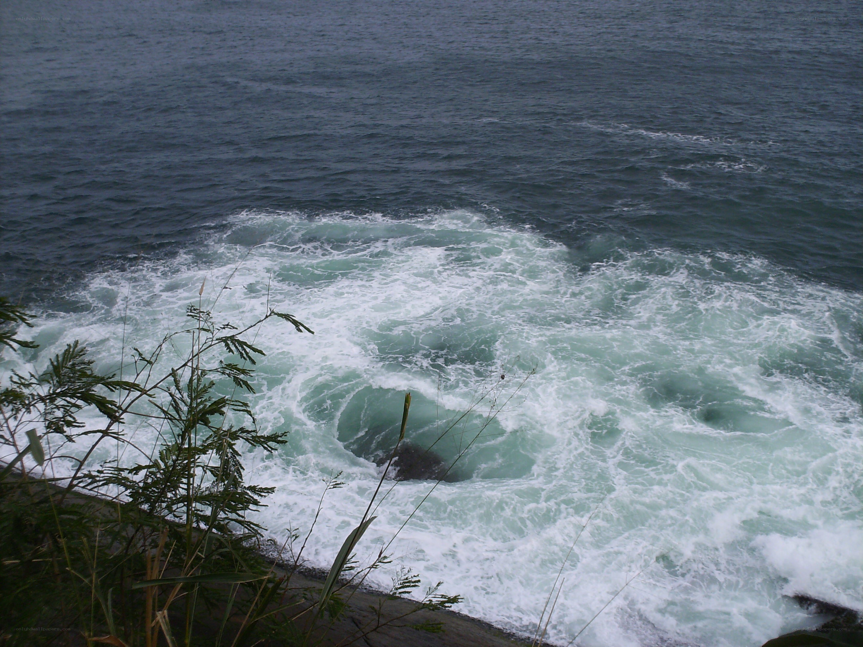 ocean waves crashing on rocks