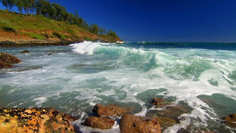 Ocean Waves Crashing on Rocks — Blue, Dynamic