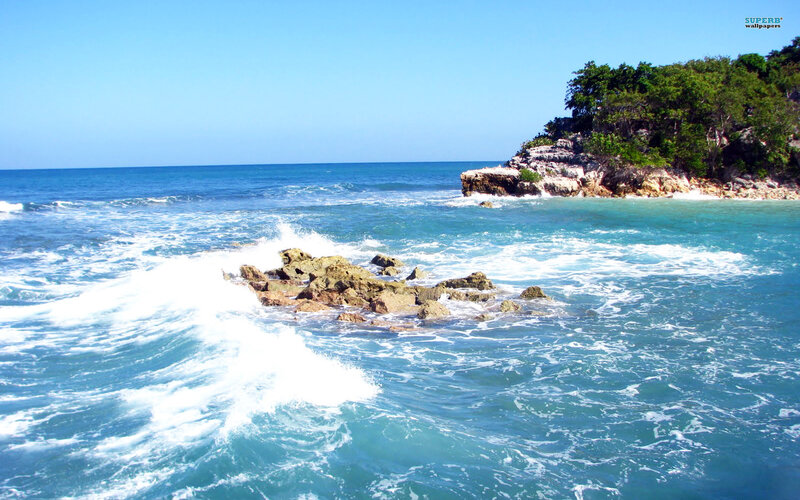 Ocean Waves Crashing on Rocks — Blue, Serene