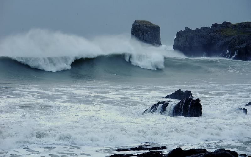 Ocean Waves Crashing on Rocks — Gray