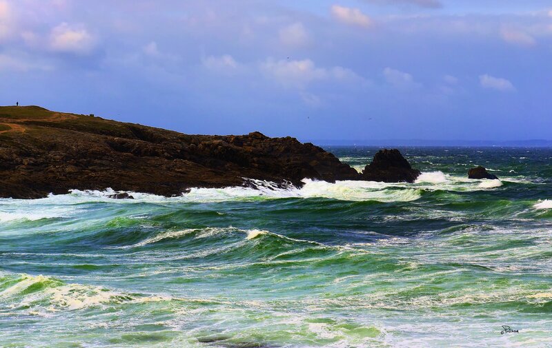 Ocean Waves Crashing on Rocks — Green, Dramatic