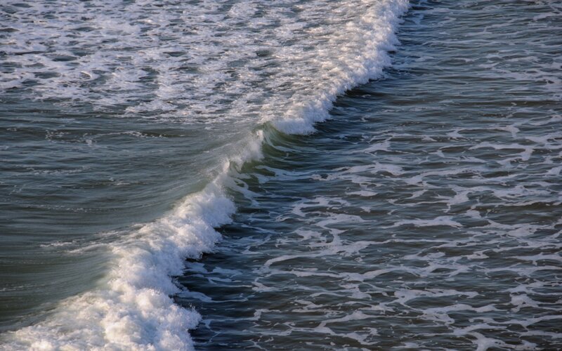 ocean waves crashing
