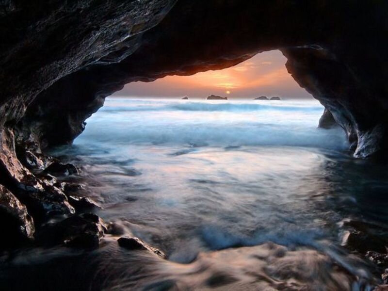 Ocean Waves in Cave — Blue