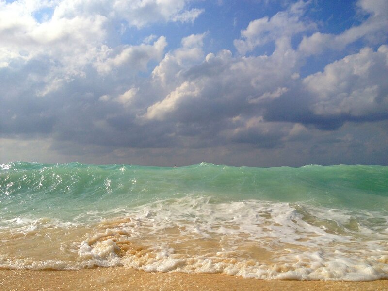 Ocean waves on a cloudy day