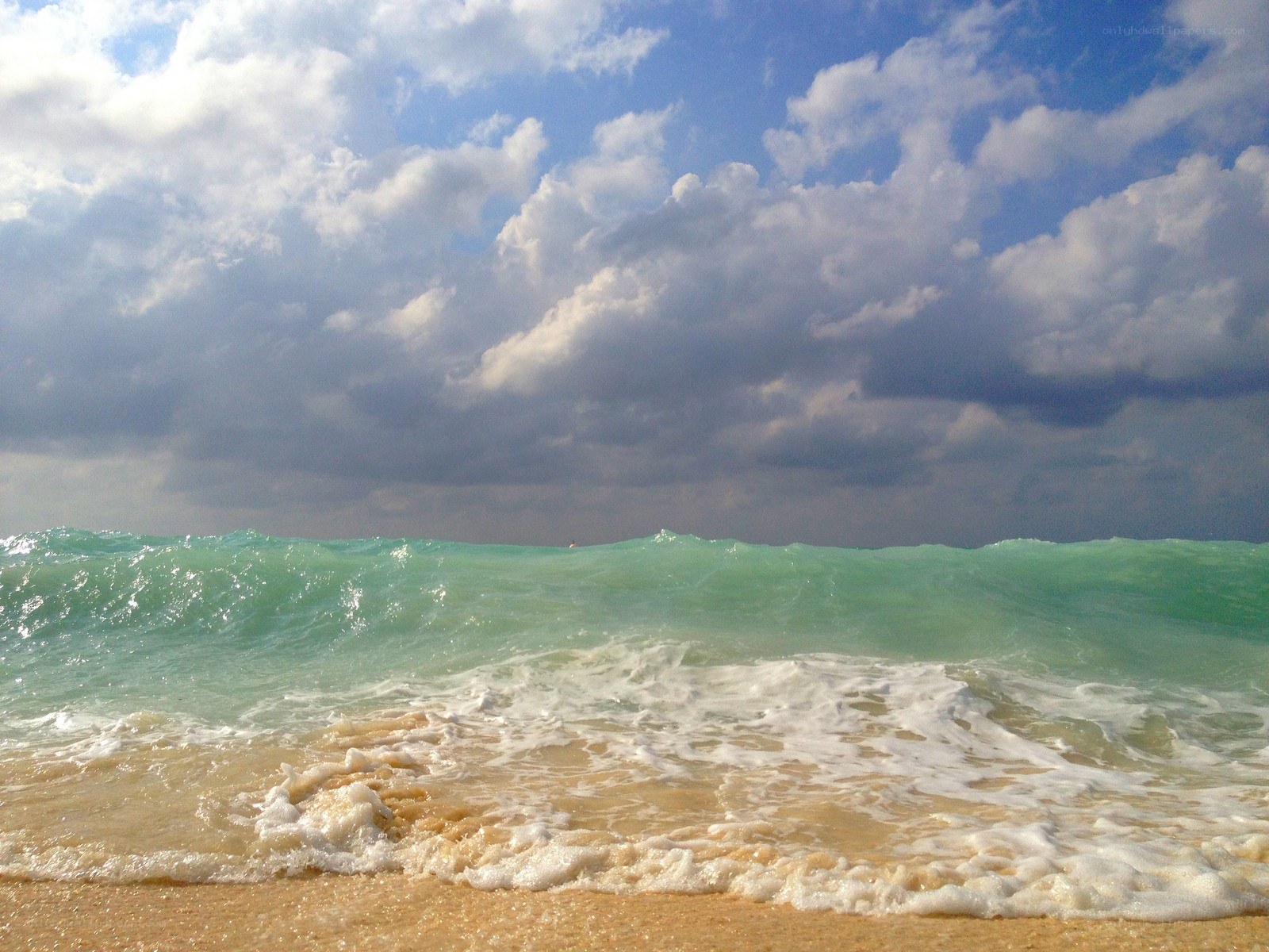 Ocean waves on a cloudy day