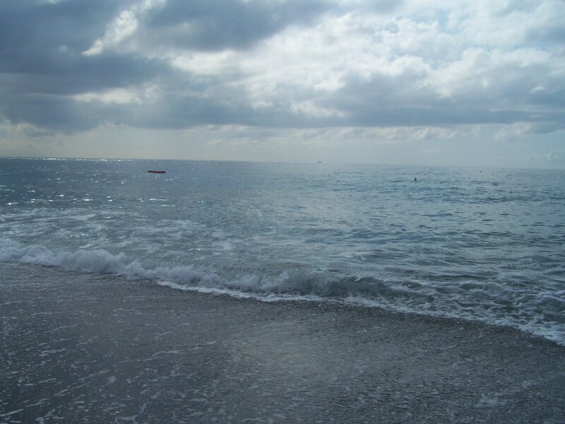 Ocean waves on a cloudy day