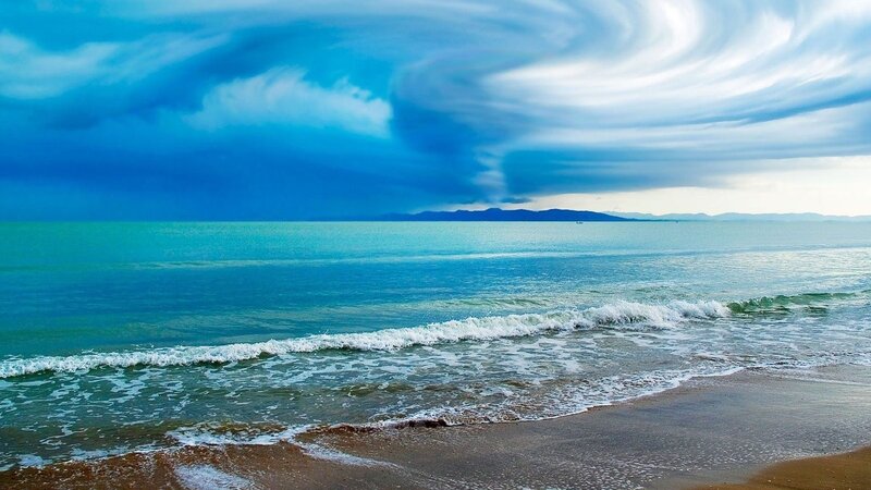 Ocean Waves on Beach — Dramatic