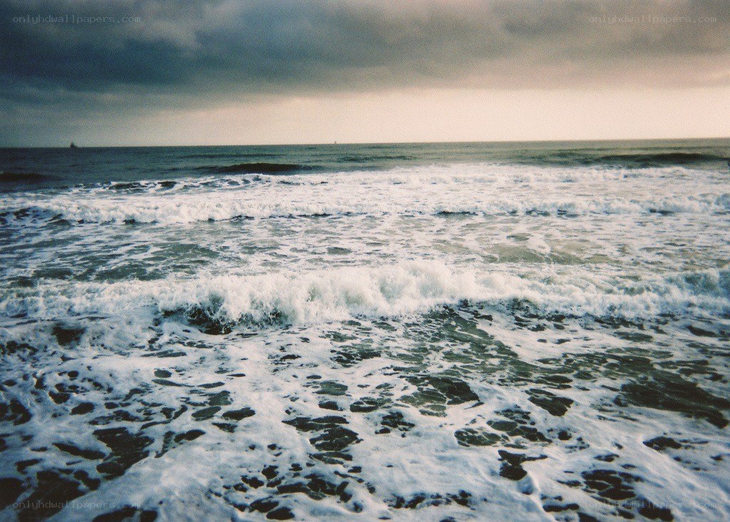 ocean waves under cloudy sky