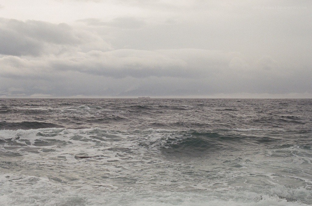 ocean waves under cloudy sky