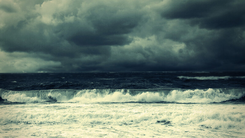 Ocean Waves under Stormy Sky — Dramatic