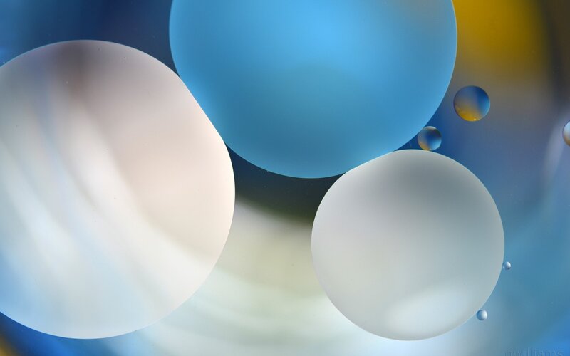Oil Bubbles in Water — Blue
