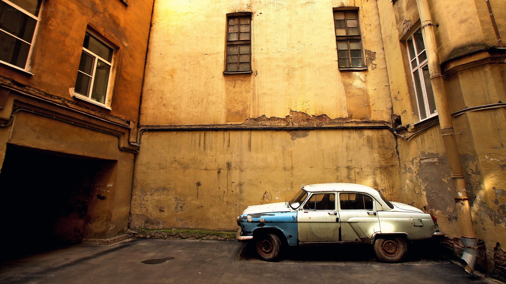 Old car in courtyard