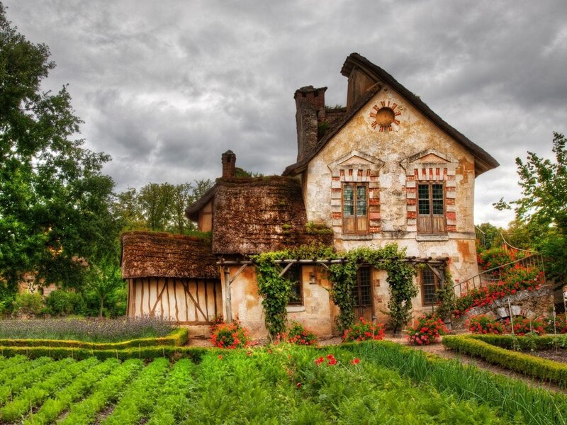 Old House with Garden — Green, Dramatic