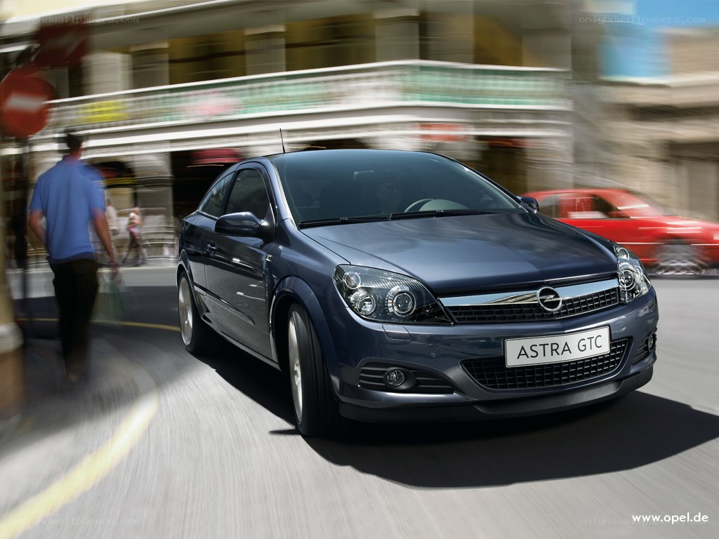 Opel Astra GTC in motion