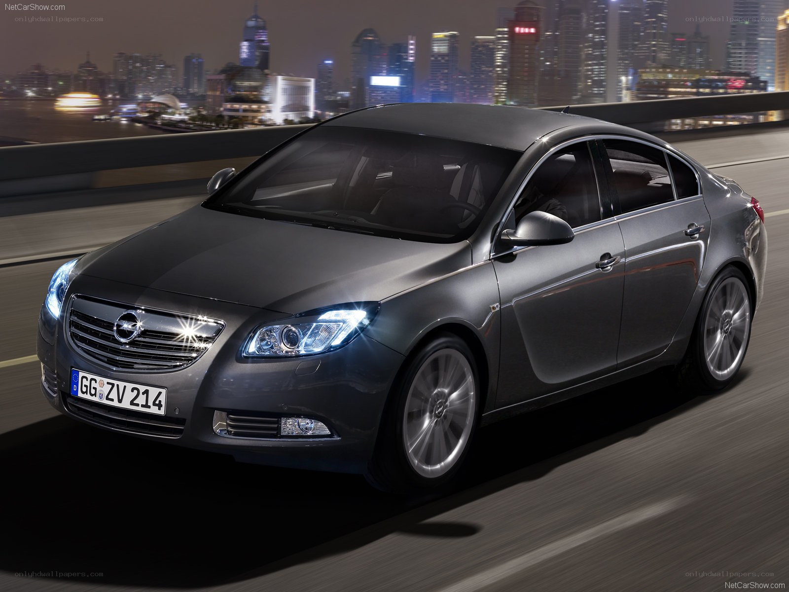 Opel Insignia driving at night