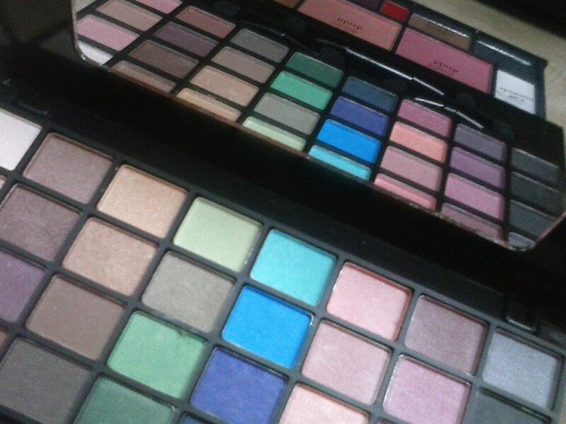 Open Eyeshadow Palette