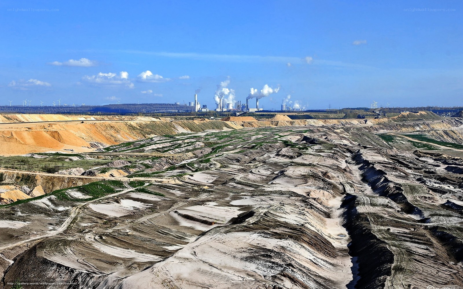 Open-pit mine with power plant