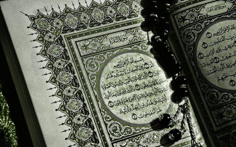 Open Quran with Prayer Beads — Green