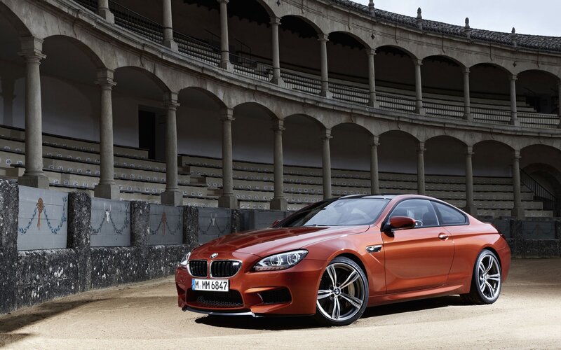 Orange BMW M6 in arena