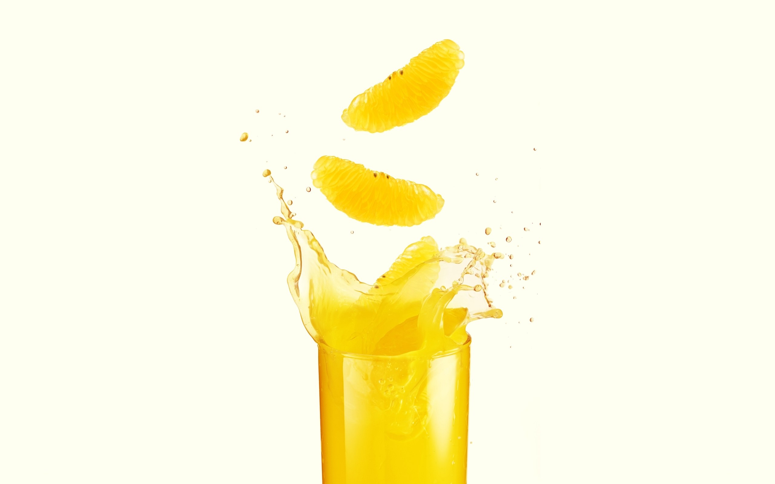 orange juice splash with slices