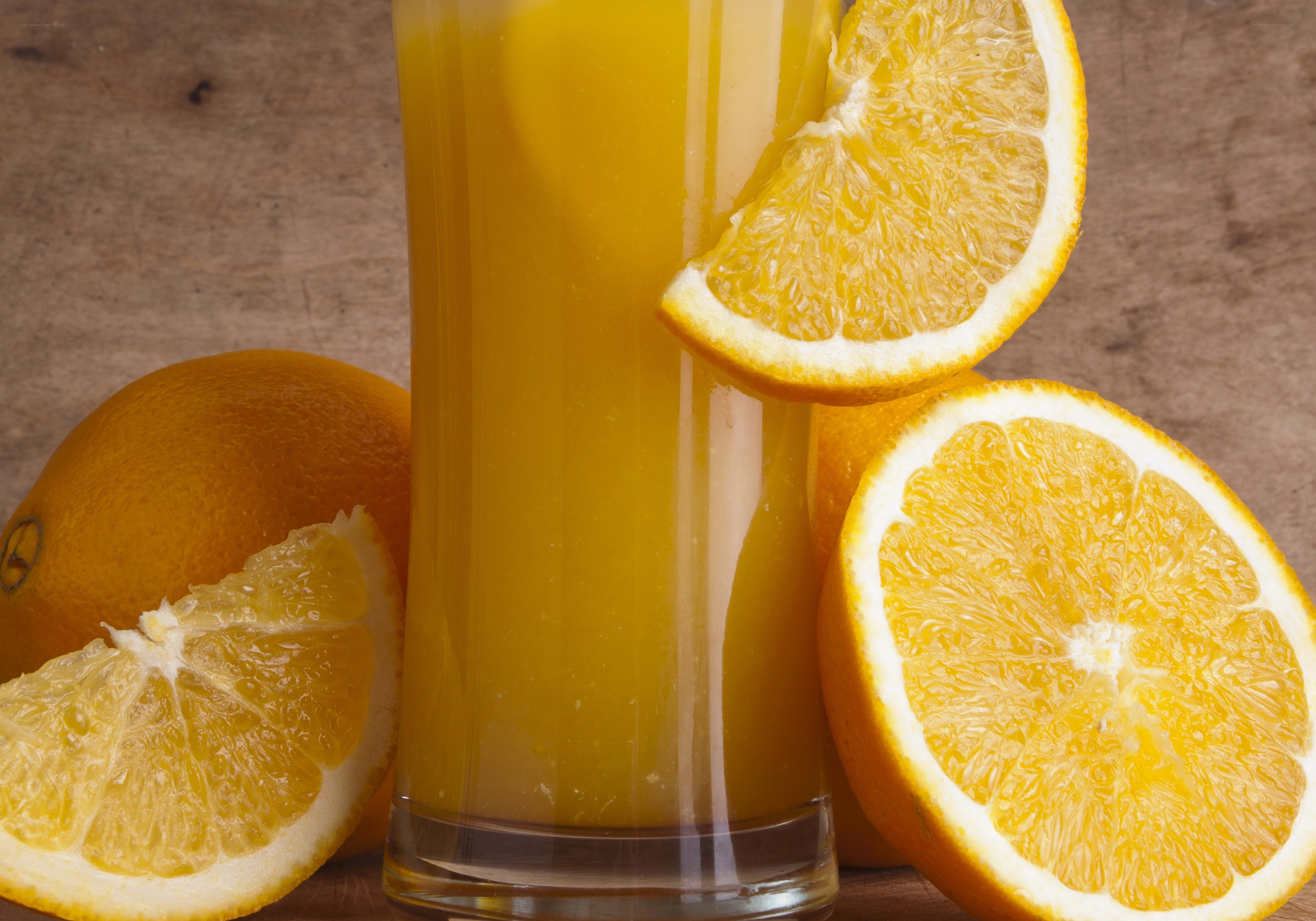 orange juice with fresh oranges
