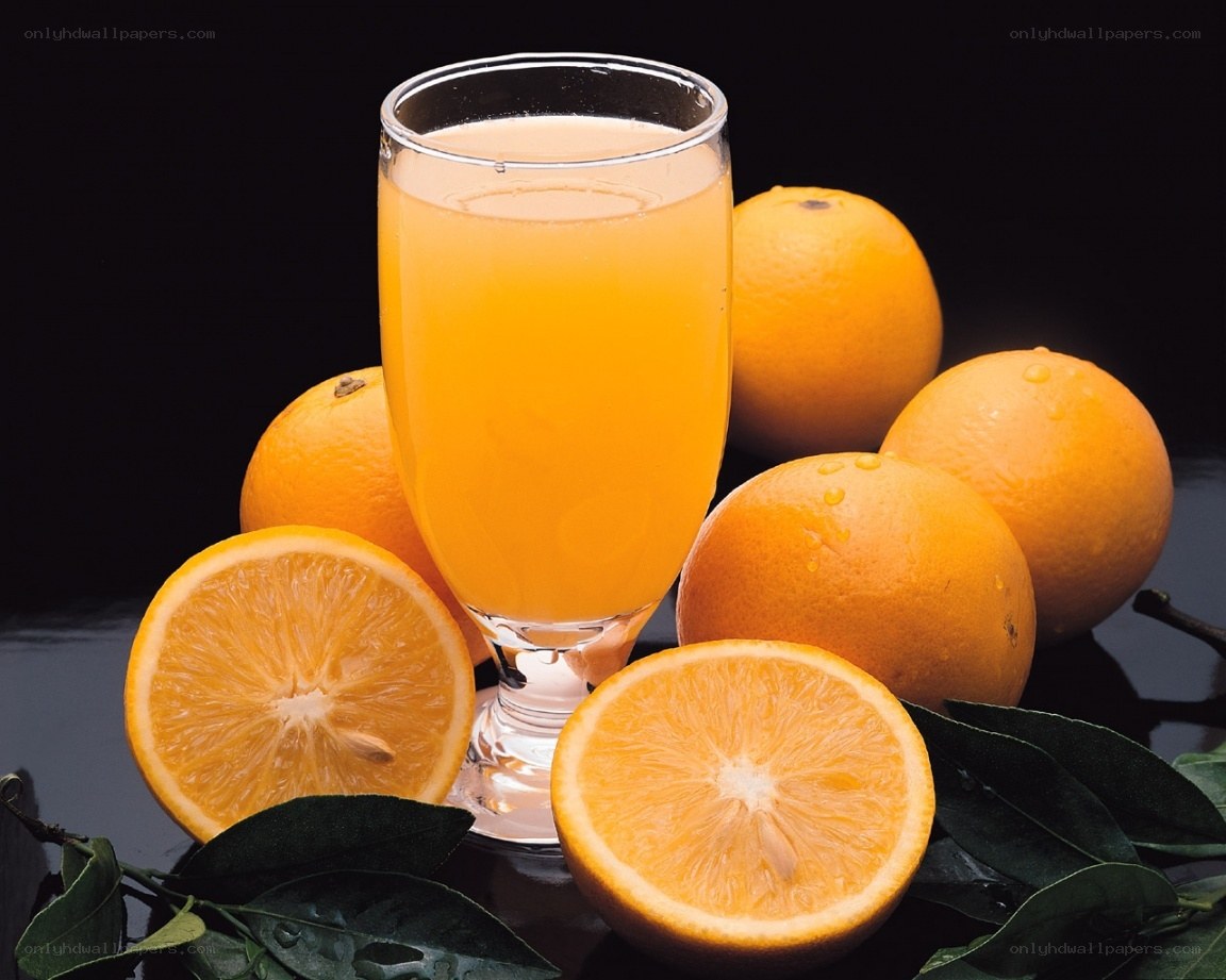 Orange juice with fresh oranges