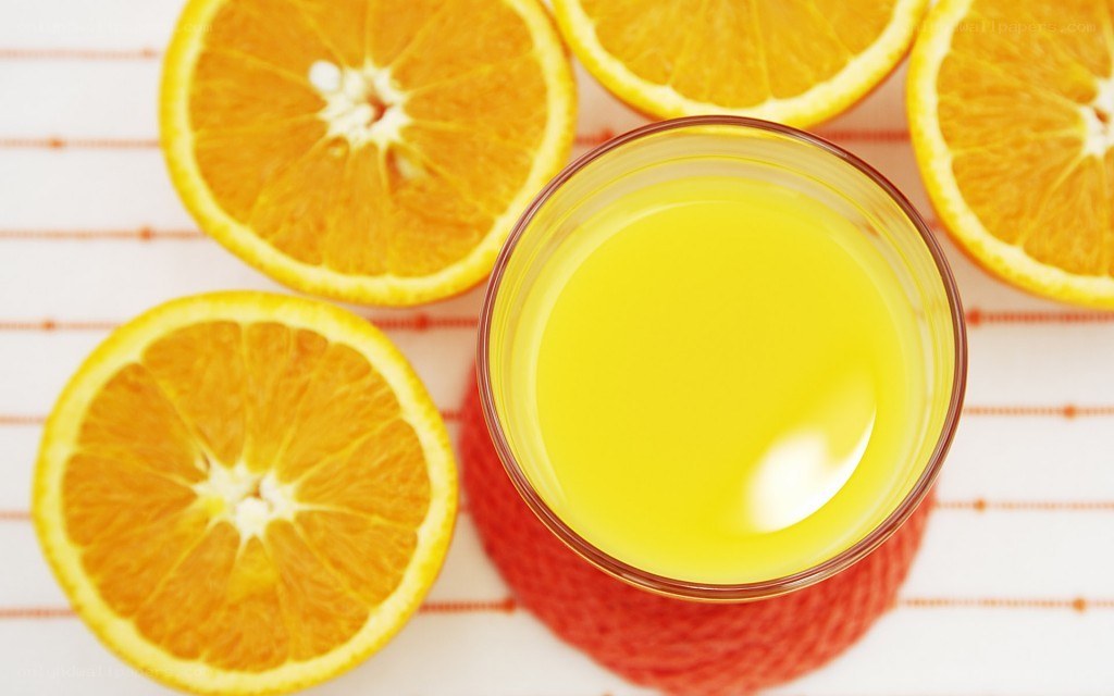 orange juice with fresh oranges