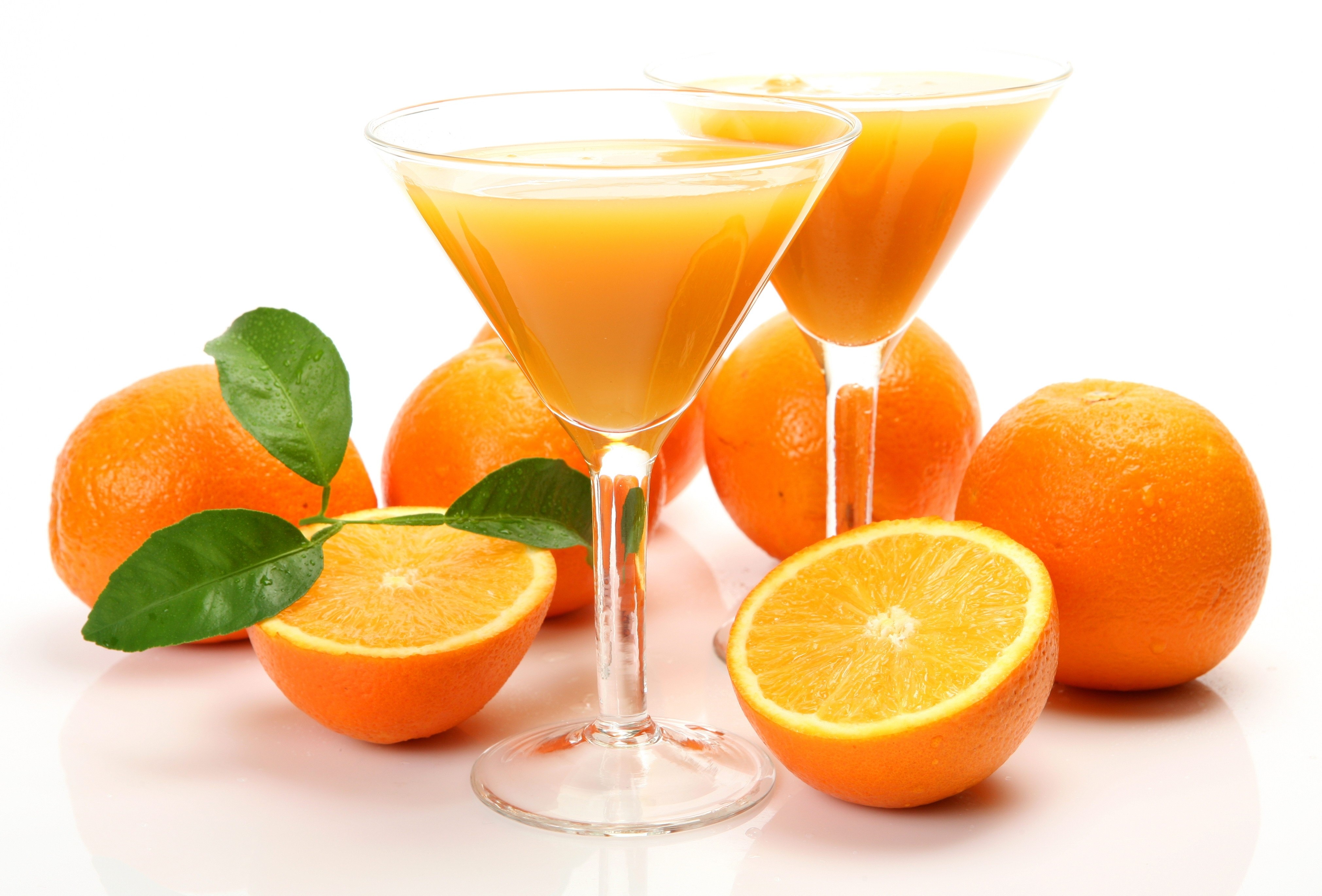 Orange juice with fresh oranges