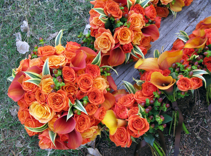 Orange rose bouquets on wood
