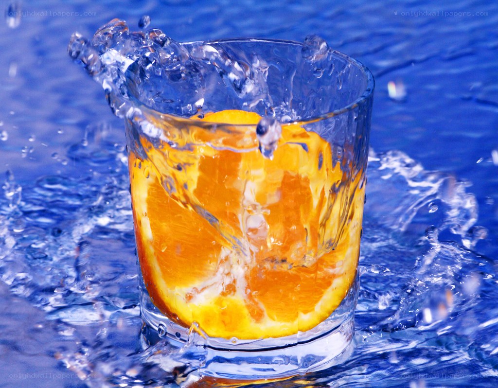 orange slice in splashing water
