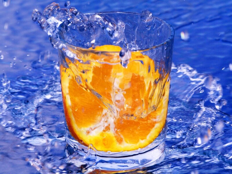 orange slice in splashing water