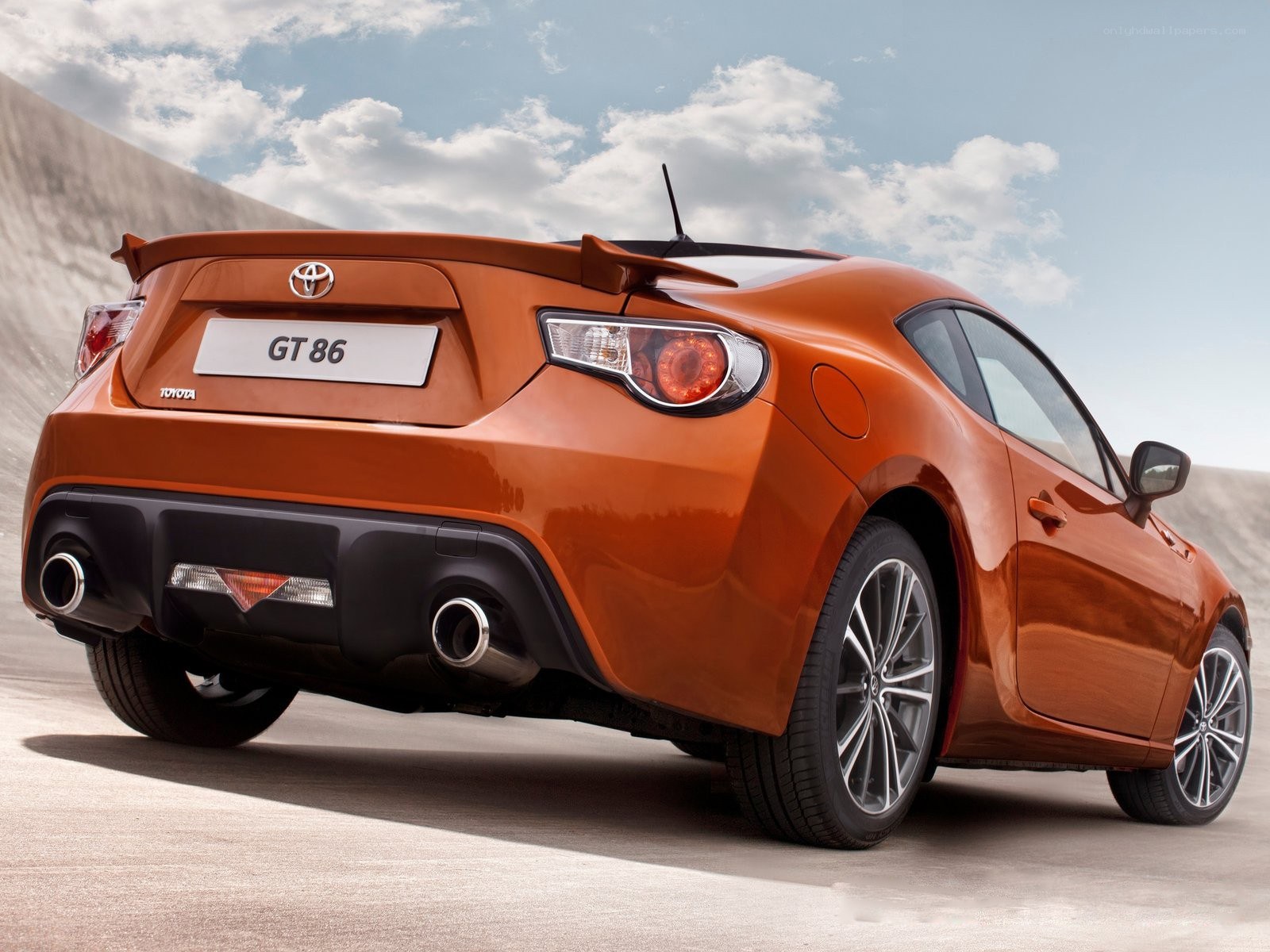 Orange Toyota GT86 rear view