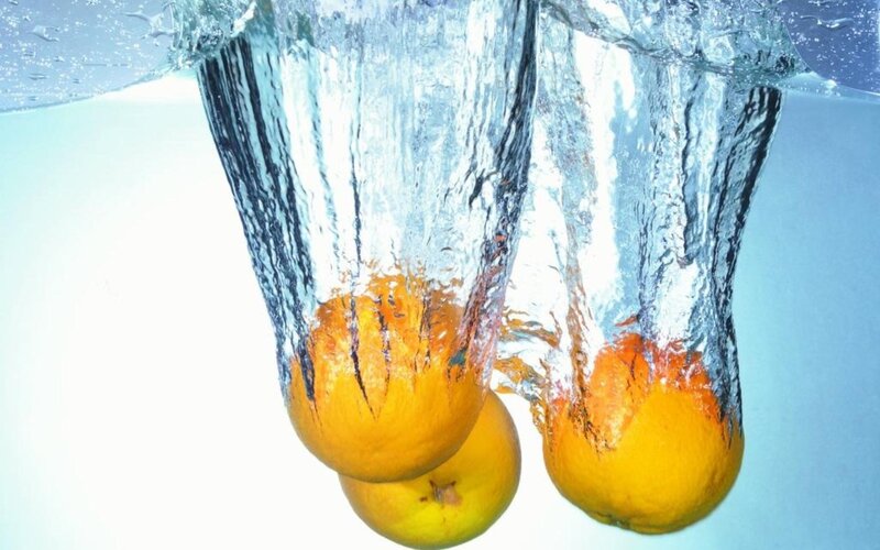 Oranges Falling into Water — Blue