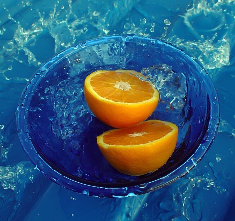 Oranges in a blue bowl