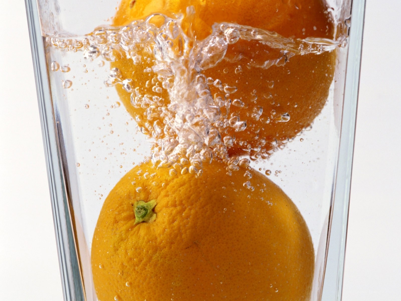oranges in water splashing