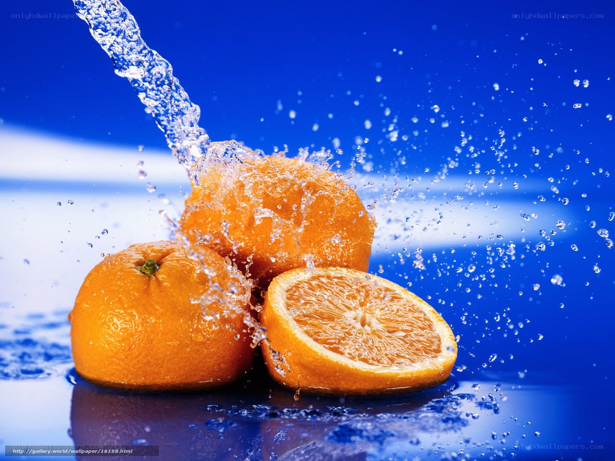 Oranges splashing with water