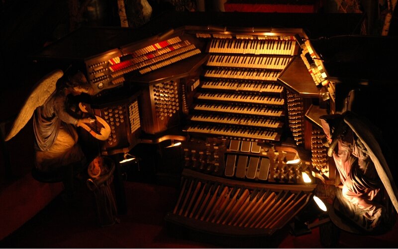 Orchestra organ with angel statues