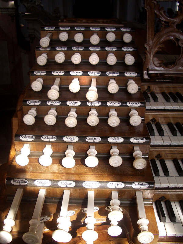 Organ console with stop knobs